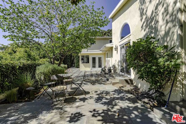 2250 Betty Lane, Beverly Hills CA: https://media.crmls.org/mediaz/10e2bbe2-c63b-4935-8e43-8ac48d7c59dd.jpg