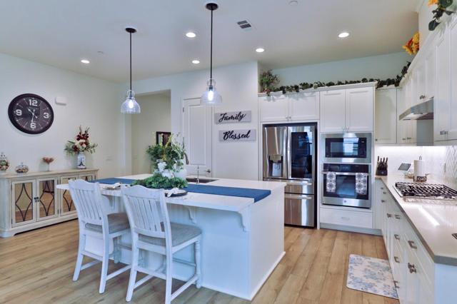 2102 White Oak Drive, Hollister CA: https://media.crmls.org/mediaz/10e45b2e-b9a7-4a1d-8469-033f43641a39.jpg