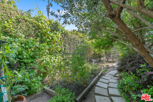 221 S Beverly Glen Boulevard, Los Angeles CA: https://media.crmls.org/mediaz/10e4c347-1983-40f1-9edb-6fa948fd1718.jpg