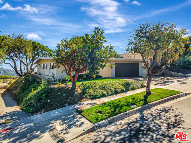 3444 Cloudcroft Drive, Malibu CA: https://media.crmls.org/mediaz/10e4c96b-912c-4431-a01a-877746e7a01b.jpg