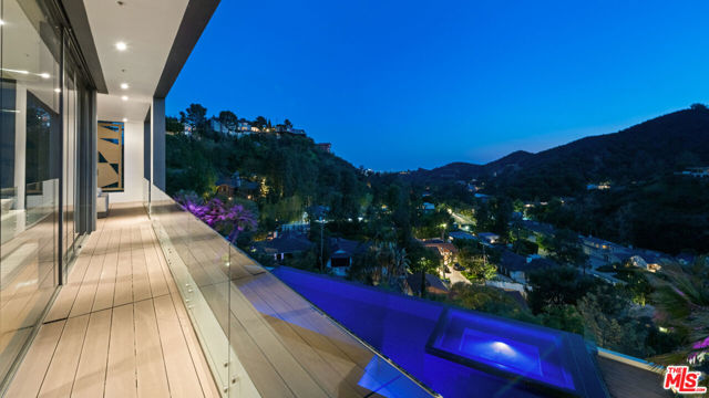 2341 Gloaming Way, Beverly Hills CA: https://media.crmls.org/mediaz/10e4f847-ee33-4510-8985-c79a4b284d37.jpg