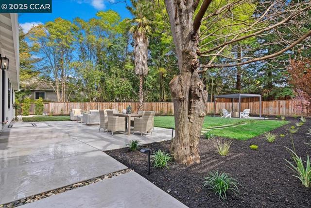 721 Sinnet Ct, Danville CA: https://media.crmls.org/mediaz/10e51a9b-e6e6-4eab-8463-e40e8e2e9b5c.jpg