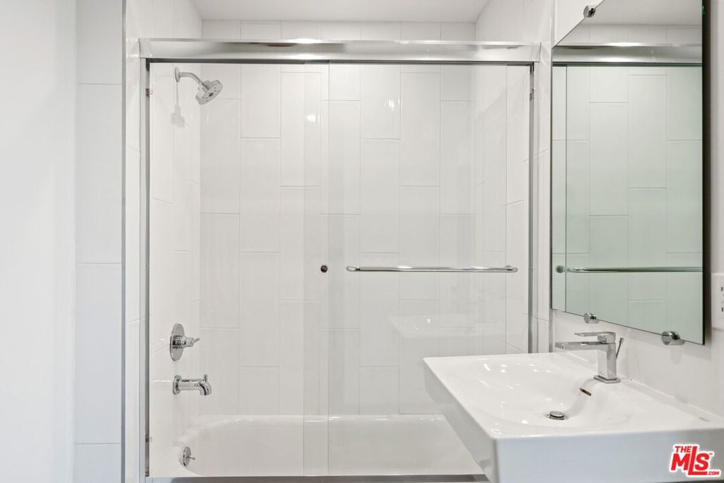 https://media.crmls.org/mediaz/10e51e8a-f0b4-4832-bfe6-738bd324c780.jpg?preset=X-Large
