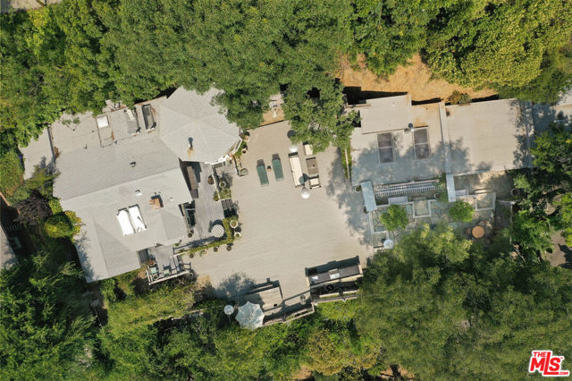 8805 Lookout Mountain Avenue, Los Angeles CA: https://media.crmls.org/mediaz/10e5e348-4e61-43fa-b62f-71ae06775d9f.jpg