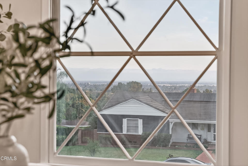 https://media.crmls.org/mediaz/10e616c6-579a-4f0c-bc57-4ac5cee2b819.jpg?preset=X-Large