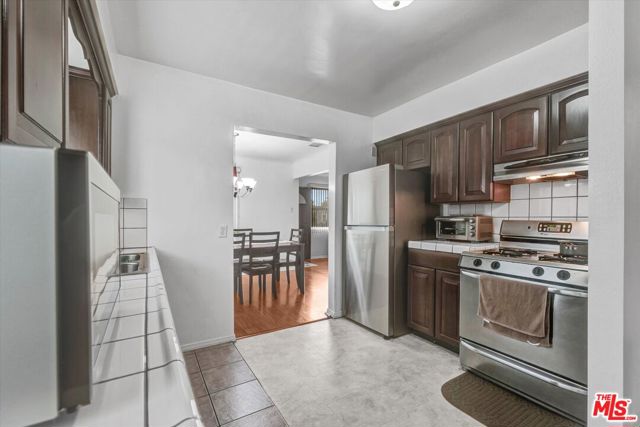 2463 Easy Avenue, Long Beach CA: https://media.crmls.org/mediaz/10e6f8ee-153f-44e0-a9e5-b689dd0c5f76.jpg