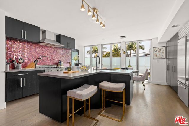 2014 Pacific Avenue, Venice CA: https://media.crmls.org/mediaz/10e84ab3-aa16-422d-b2ac-550d58649a2d.jpg