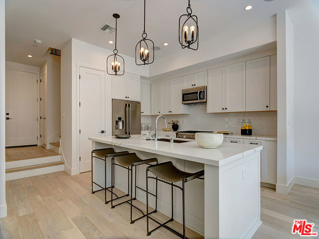11979 Mayfield Avenue, Los Angeles CA: https://media.crmls.org/mediaz/10e89449-810f-40e3-877a-e854070dd8df.jpg