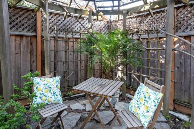 988 Menlo Avenue, Menlo Park CA: https://media.crmls.org/mediaz/10e8ec58-cceb-4fec-8e99-055305638f39.jpg