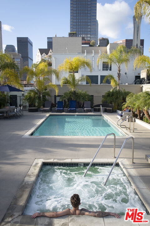 315 W 5th Street, Los Angeles CA: https://media.crmls.org/mediaz/10e92cca-e9de-4b94-a09a-ca311d180dd7.jpg
