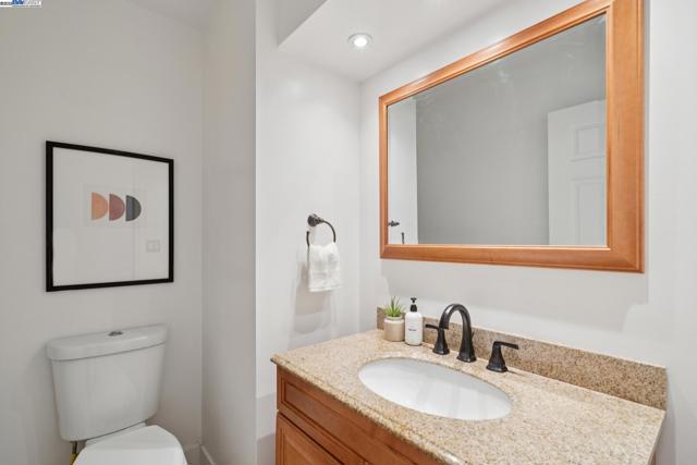 1105 Fontana Dr, Alameda CA: https://media.crmls.org/mediaz/10e95bdd-cd2b-466a-b745-97503925ccec.jpg