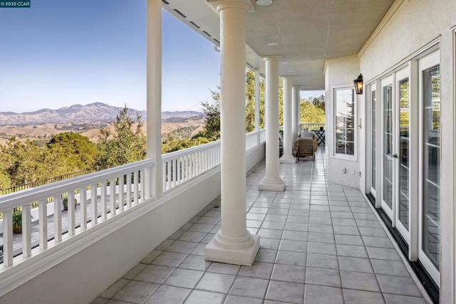 75 Donald Drive, Orinda CA: https://media.crmls.org/mediaz/10e9c942-8c24-448d-9577-8d2260154244.jpg