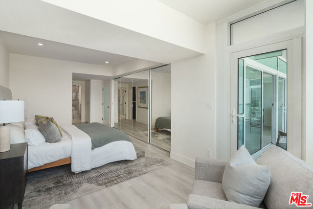 13600 Marina Pointe Drive, Marina del Rey CA: https://media.crmls.org/mediaz/10eba995-ad03-4882-b77c-f7842625e8e6.jpg