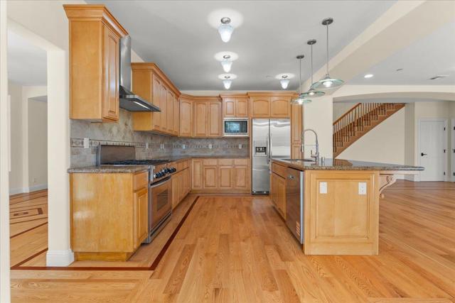 2100 Stone Ridge Drive, Royal Oaks CA: https://media.crmls.org/mediaz/10ebe69d-1cc6-4b52-b40c-73cc18882d66.jpg