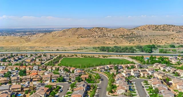 2300 Thorncroft Circle, Palmdale CA: https://media.crmls.org/mediaz/10ec028f-47bd-4496-8bf2-b810f1ba6de5.jpg