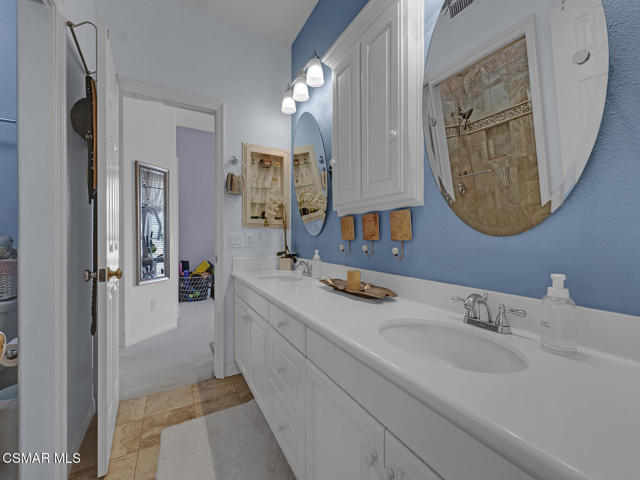 331 Briar Bluff Circle, Thousand Oaks CA: https://media.crmls.org/mediaz/10edafa8-3df8-4b86-8425-08aa6cea6507.jpg