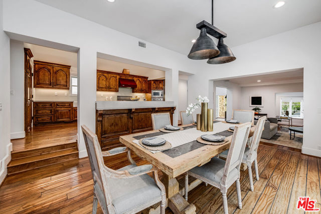 755 31st Street, Manhattan Beach CA: https://media.crmls.org/mediaz/10edd3d2-ec09-43de-99c0-b04fd45a1f13.jpg