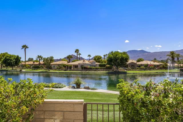 48509 ViA Encanto, La Quinta CA: https://media.crmls.org/mediaz/10ede5e7-549d-43ce-bd39-9c9233215fcb.jpg