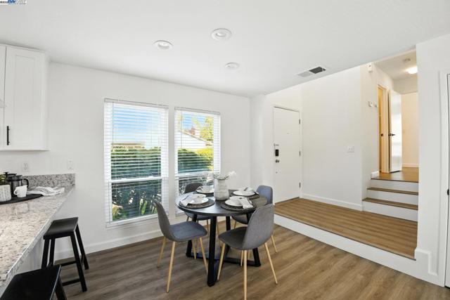 102 Rolling Green Cir, Pleasant Hill CA: https://media.crmls.org/mediaz/10ee2226-357b-4b52-a6a0-1f989e1fca18.jpg