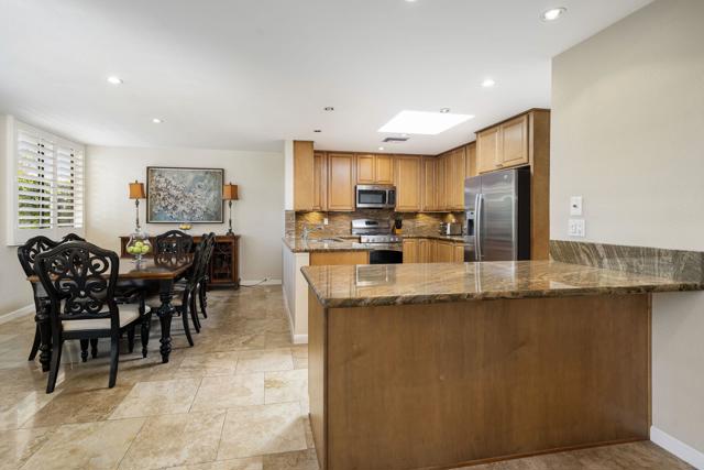 2 Rutgers Court, Rancho Mirage CA: https://media.crmls.org/mediaz/10eea297-fb41-4d67-843f-4aff82e2f7bc.jpg