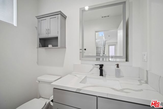 11821 W Holly Way, Valley Village CA: https://media.crmls.org/mediaz/10ef01f3-acba-4b2f-ba53-78ec4f71cbea.jpg