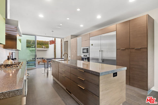 2207 Bowmont Drive, Beverly Hills CA: https://media.crmls.org/mediaz/10ef2f58-3a3b-4362-be5a-29bb6b005898.jpg
