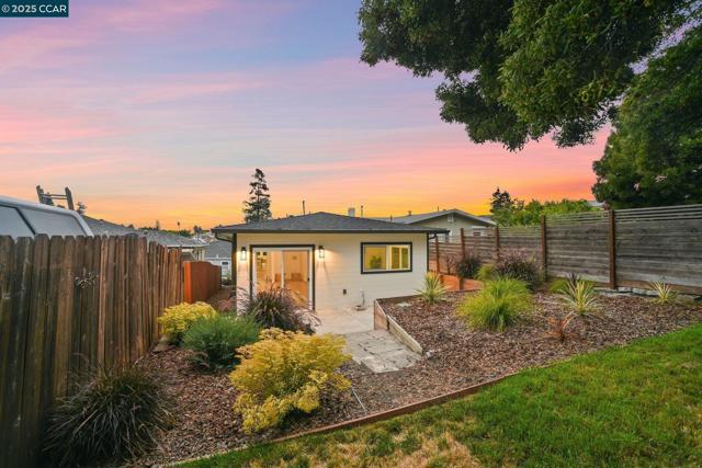 1348 E 26Th St, Oakland CA: https://media.crmls.org/mediaz/10ef6437-b8fc-4f64-b6c2-12dbb87f00c6.jpg