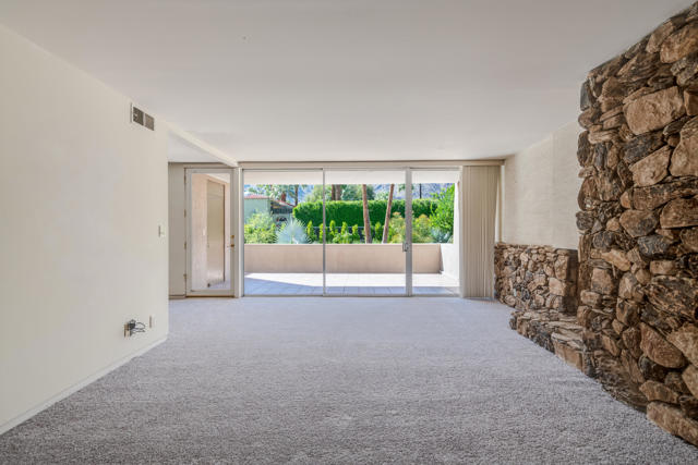 197 W Via Lola, Palm Springs CA: https://media.crmls.org/mediaz/10f04116-f3e4-4e19-b78b-4f97859620f5.jpg
