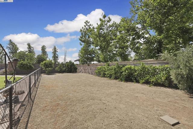 247 N Menlo Park Ct, Mountain House CA: https://media.crmls.org/mediaz/10f0f0ee-fc63-4bd8-8a4d-fe77c6afb6f1.jpg