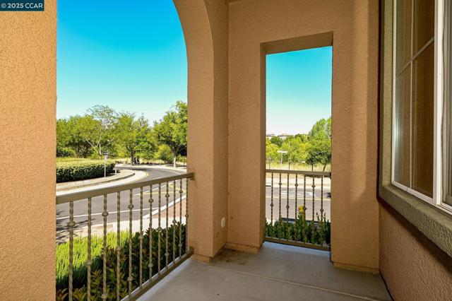 12004 Harcourt Wy, San Ramon CA: https://media.crmls.org/mediaz/10f11969-b2e1-4e4f-9f2d-4a74d980600b.jpg