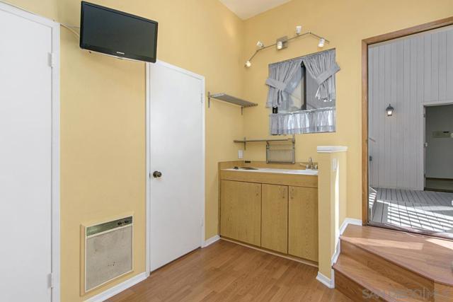 2150 Balboa Ave, Del Mar CA: https://media.crmls.org/mediaz/10f1ff21-c0be-4090-85a5-6796ed155e26.jpg