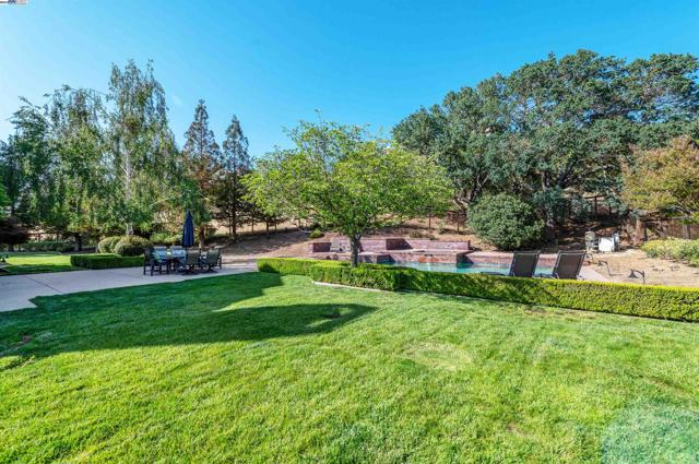 1398 Benedict Ct, Pleasanton CA: https://media.crmls.org/mediaz/10f2234e-36a5-4a2d-8697-1315fc75a547.jpg