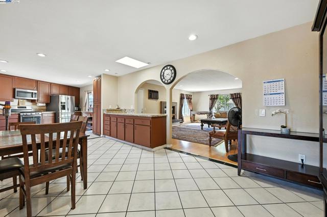 10293 Covina Pl, San Diego CA: https://media.crmls.org/mediaz/10f25f40-6c25-4f2e-829a-1ee4a65b6382.jpg
