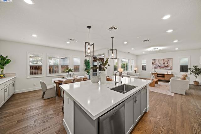 318 Paradiso Ct, San Ramon CA: https://media.crmls.org/mediaz/10f27336-83df-4e82-abd5-ae2bfb2a5f2a.jpg