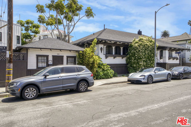 1300 Riviera Avenue, Venice CA: https://media.crmls.org/mediaz/10f2a884-b534-45ad-a554-eac202224cc7.jpg