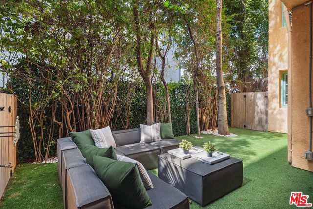 11500 San Vicente Boulevard, Los Angeles CA: https://media.crmls.org/mediaz/10f3c71e-c0e4-4d7c-90d4-15aaf735b6eb.jpg