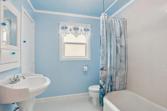 11768 Main St, Sunol CA: https://media.crmls.org/mediaz/10f53fa9-c415-46c5-aa82-7027144d576e.jpg