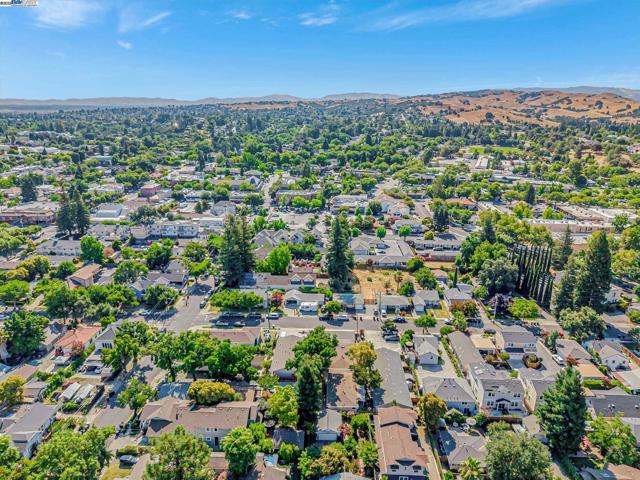 4655 Augustine St, Pleasanton CA: https://media.crmls.org/mediaz/10f58f6d-393f-4929-b5cf-6e226aeeddd2.jpg