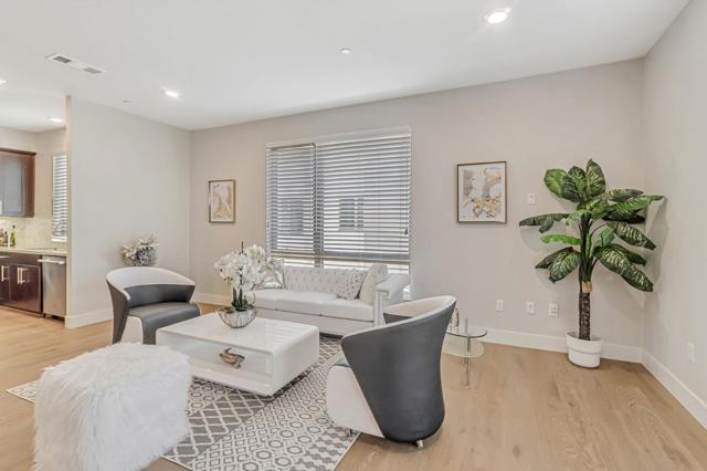 1028 Foster Square Lane, Foster City CA: https://media.crmls.org/mediaz/10f6167c-07de-419e-8e60-c3fd8e19e7a6.jpg