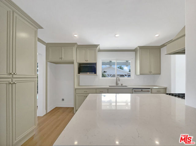 10011 Odessa Avenue, North Hills CA: https://media.crmls.org/mediaz/10f62ae2-8635-4e47-8570-fd485b06fd98.jpg