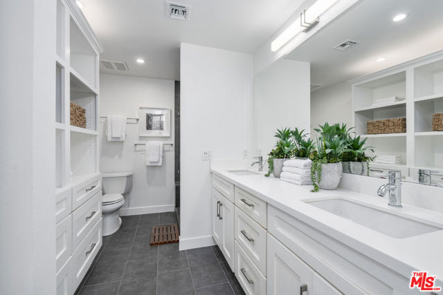 350 S Spalding Drive, Beverly Hills CA: https://media.crmls.org/mediaz/10f69acf-409e-47f6-bc1c-b84a51547717.jpg