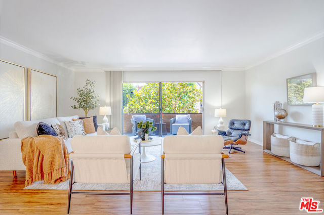 818 S Lucerne Boulevard, Los Angeles CA: https://media.crmls.org/mediaz/10f70fac-977c-4611-bc73-b8060570bc6d.jpg