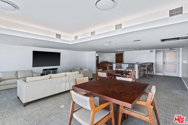 13700 MARINA POINTE Drive, Marina del Rey CA: https://media.crmls.org/mediaz/10f80580-75fc-430f-9c4c-b8968ae49025.jpg