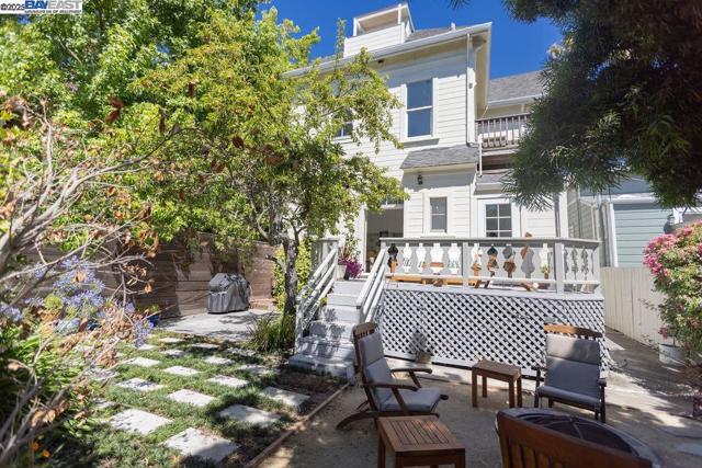 1709 Myrtle St, Oakland CA: https://media.crmls.org/mediaz/10f86c27-a1f8-4ace-b397-8f88b188e646.jpg