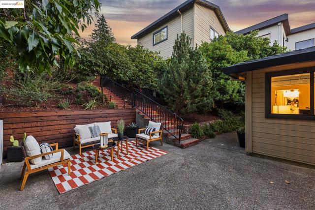 17032 Broadway Ter, Oakland CA: https://media.crmls.org/mediaz/10f8cc19-4e77-4859-a111-b4ccc3dea2b5.jpg