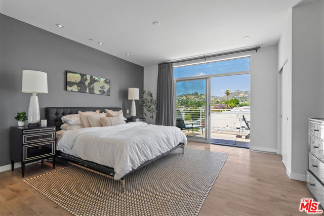 944 N Stanley Avenue, West Hollywood CA: https://media.crmls.org/mediaz/10f8fc3d-f9c3-41fa-947d-9103ecd3e622.jpg
