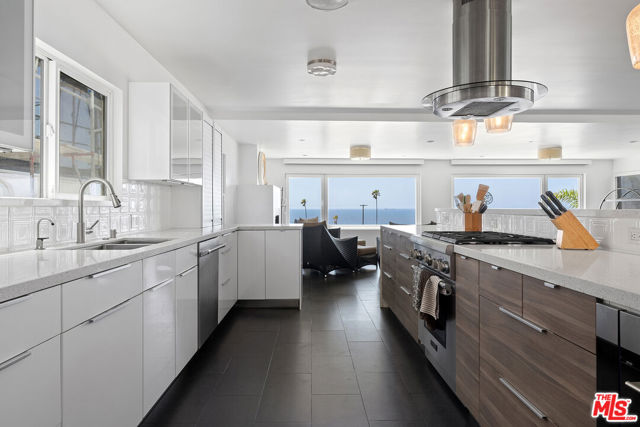 145 Napoleon Street, Playa del Rey CA: https://media.crmls.org/mediaz/10f99181-a15f-42d0-945a-5e72a335e414.jpg