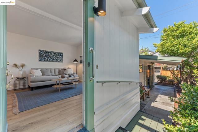 350 Henry St, Oakland CA: https://media.crmls.org/mediaz/10fa1a02-ae0e-4c9d-adad-afcc5cf6ada8.jpg