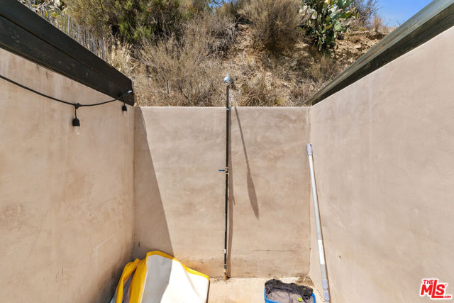11320 Alethea Drive, Sunland CA: https://media.crmls.org/mediaz/10fa7d9a-1de1-4328-929e-01f278b1bfec.jpg