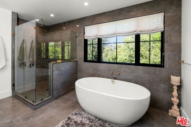 16101 Royal Mount Drive, Encino CA: https://media.crmls.org/mediaz/10fb5866-1363-4720-9177-b108fed9077e.jpg